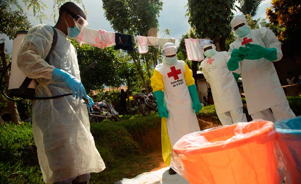 127218Cientificos-Cruz-Roja-Ebola-Congo-EFE