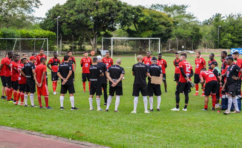 1474324America-Plantilla-Armero-Entrenamiento-Ofc