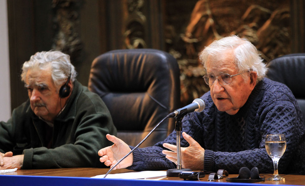 17162412Noam-Chomsky-Mujica