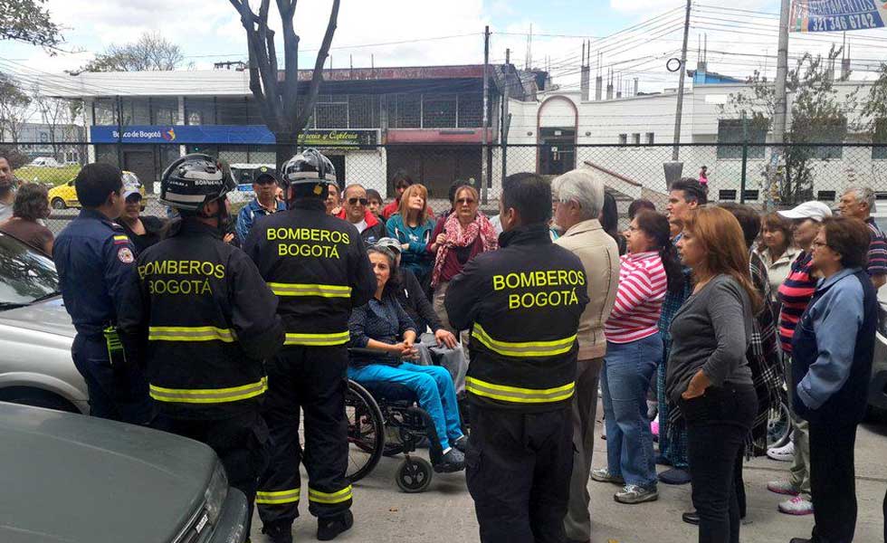 21182515Autoridades-Bomberos-Danos