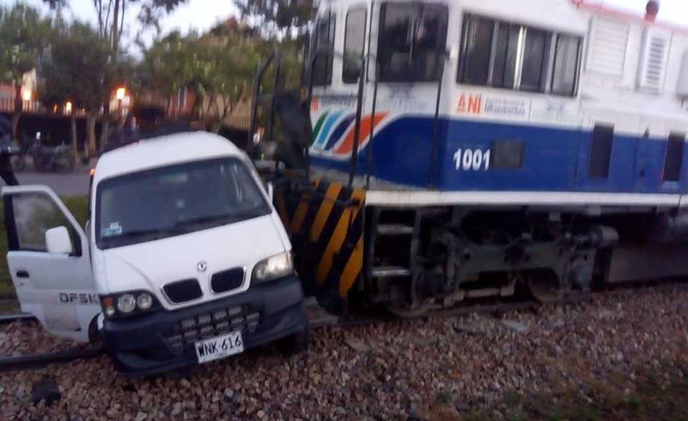 2583336Accidente-Camioneta-Tren-Bogota