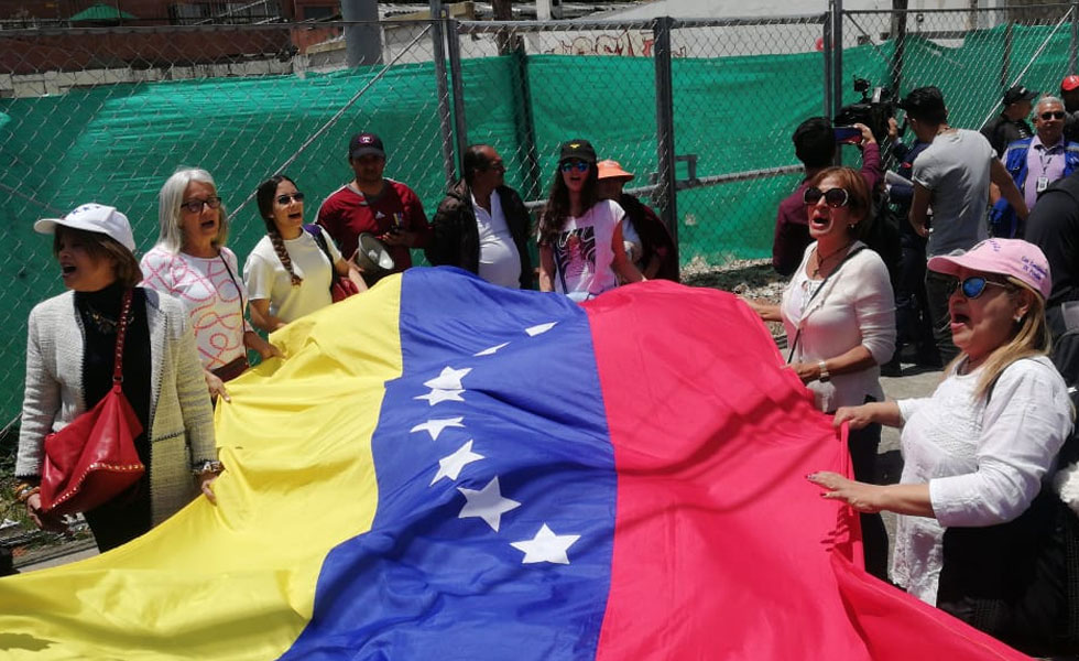 30114425Venezolanos-Bogota-Consulado-CN