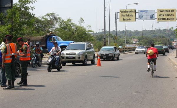 30125824Vehiculos-Frontera-Venezuela-Puente