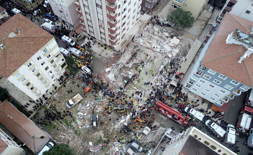 6155047980x600Derrumbe-Edificio-Estambul-3-AA