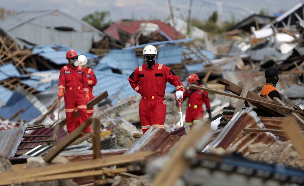 6175851Rescatistas-Terremoto-Tsunami-Indonesia-Efe