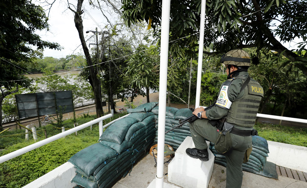 Policia-Uniformado-Trinchera-Rio-Arauca-Efe