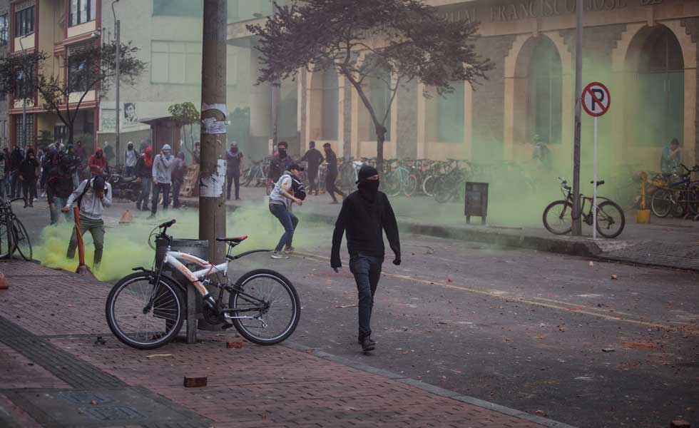 Protestas-Disturbios-Distrital-Estudiantes-Encapuchados-Esmad-Gases-AA
