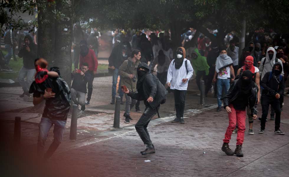 Encapuchados-Marchas-Disturbios-Vandalos-Bogota-EFE