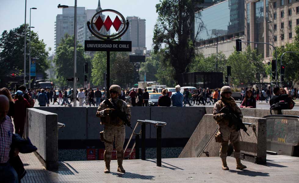 Militares-Entrada-Metro-Chile-Protestas-EFE
