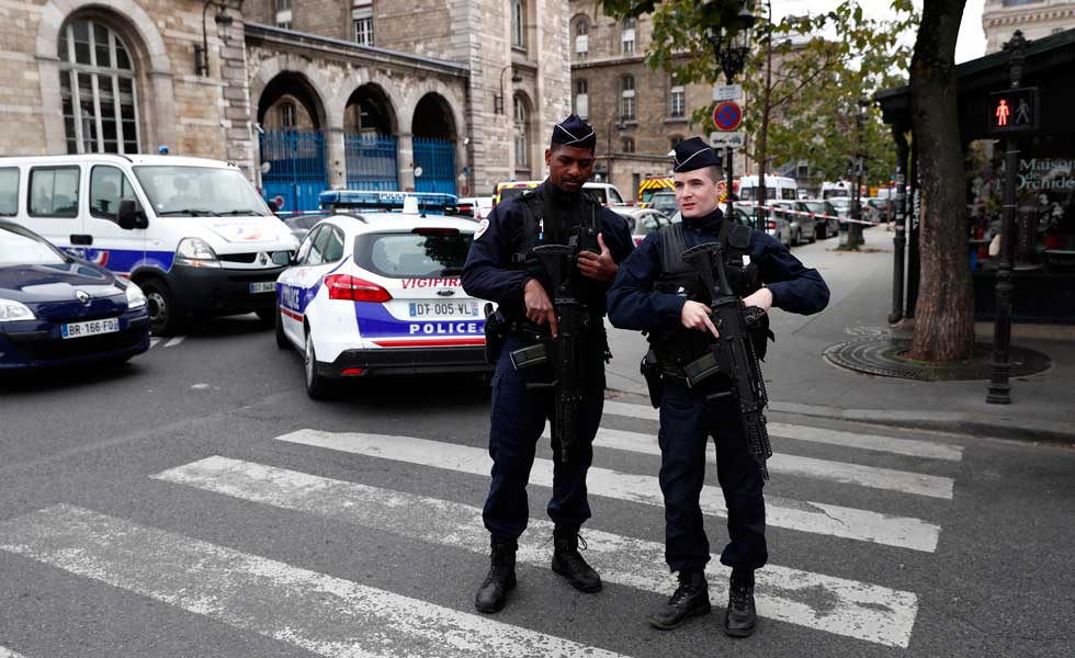 Policia-Paris-Francia-Ataque-Cuchillo-EFE