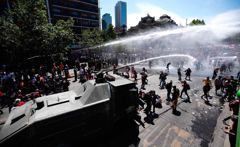Protestas-Disturbios-Chile-Esmad-Manifestantes-EFE