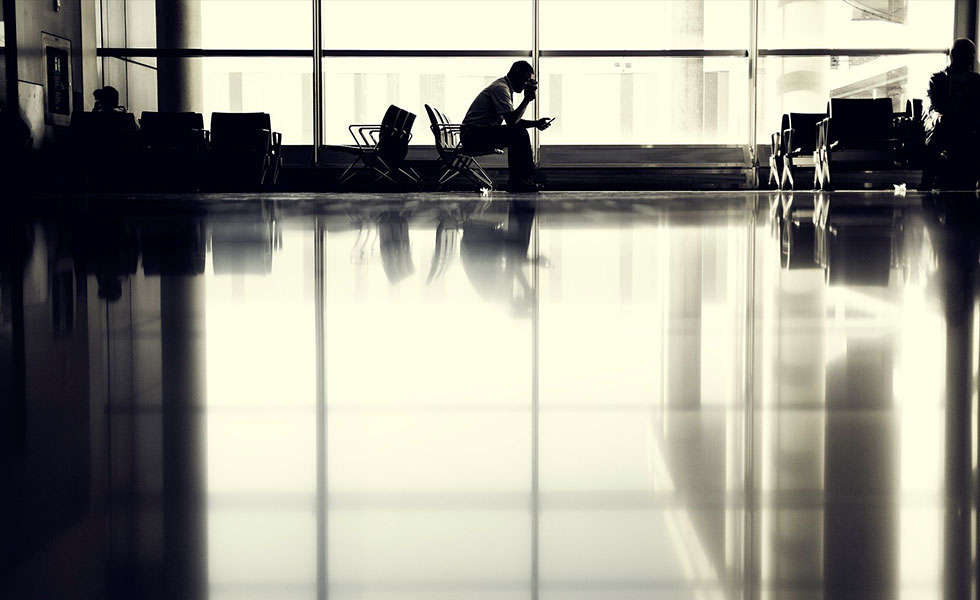 aeropuerto-interior-hombre-sentado-espera-gsdu