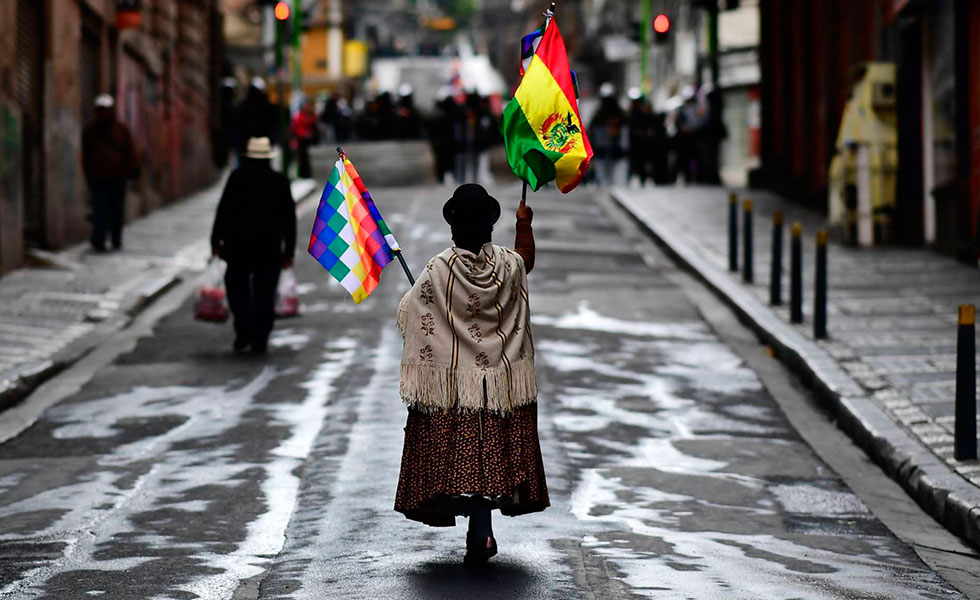 mujer-bolivia-bandera-politica-tw