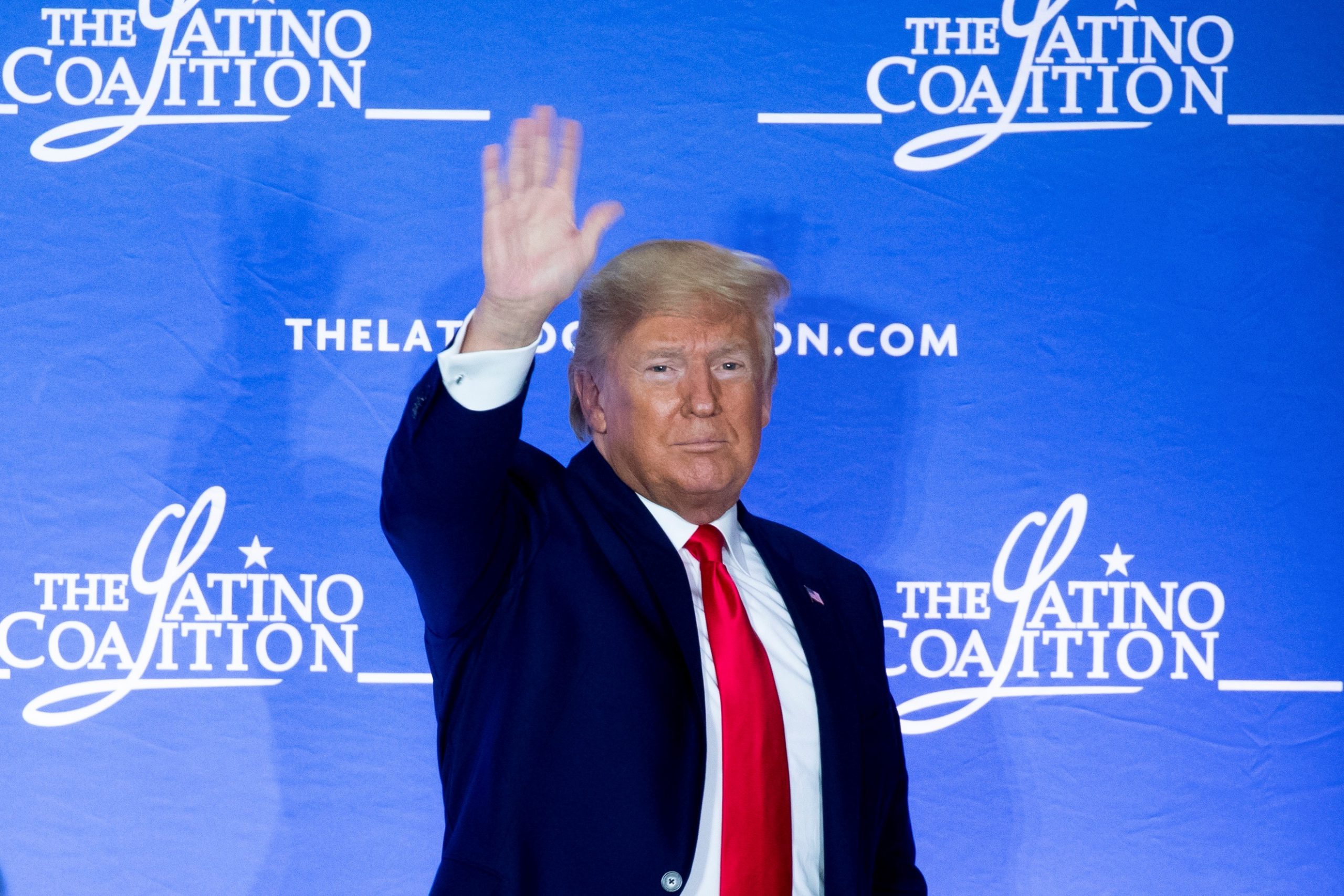 Washington (United States), 04/03/2020.- US President Donald J. Trump waves after delivering remarks at the Latino Coalition Legislative Summit in Washington, DC, USA, 04 March 2020. Trump took the opportunity to discuss the US goverment's response to the coronavirus outbreak. (Lanzamiento de disco, Estados Unidos) EFE/EPA/MICHAEL REYNOLDS