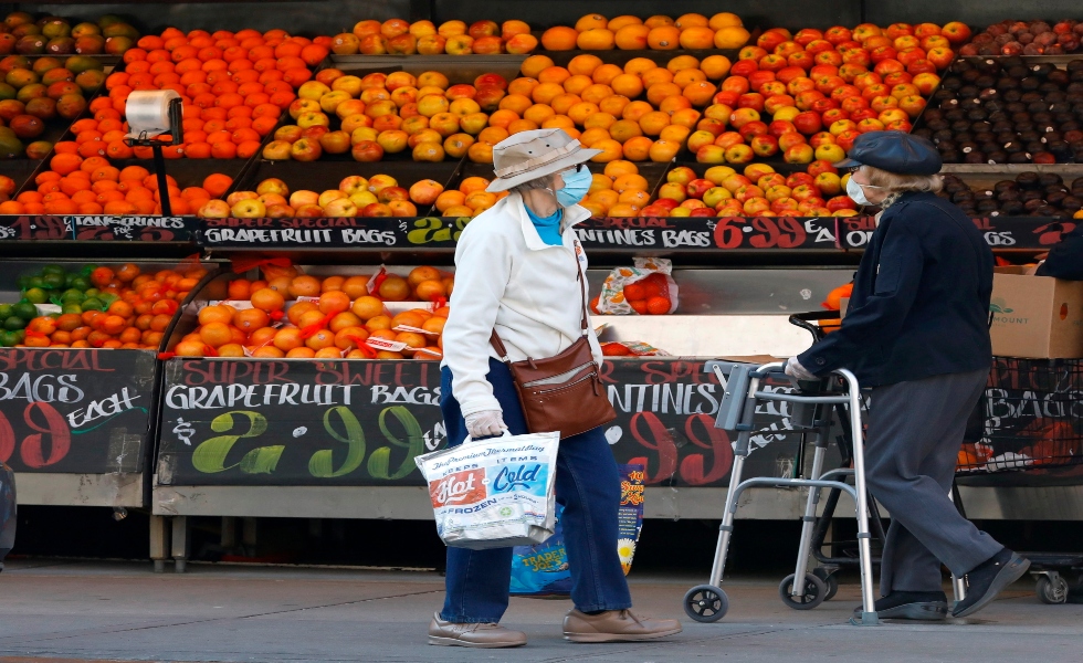 plaza-mercado-viejitos-coronavirus-tapabocas-estados-unidos-efe