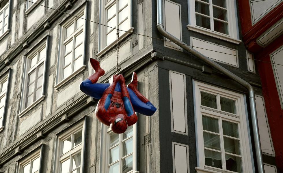 spiderman-edificio-escultura-gsdu