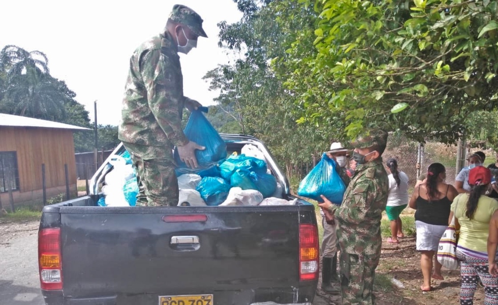 militares-soldados-entrega-ayudas-mercados-ejercito-amazonas-tw