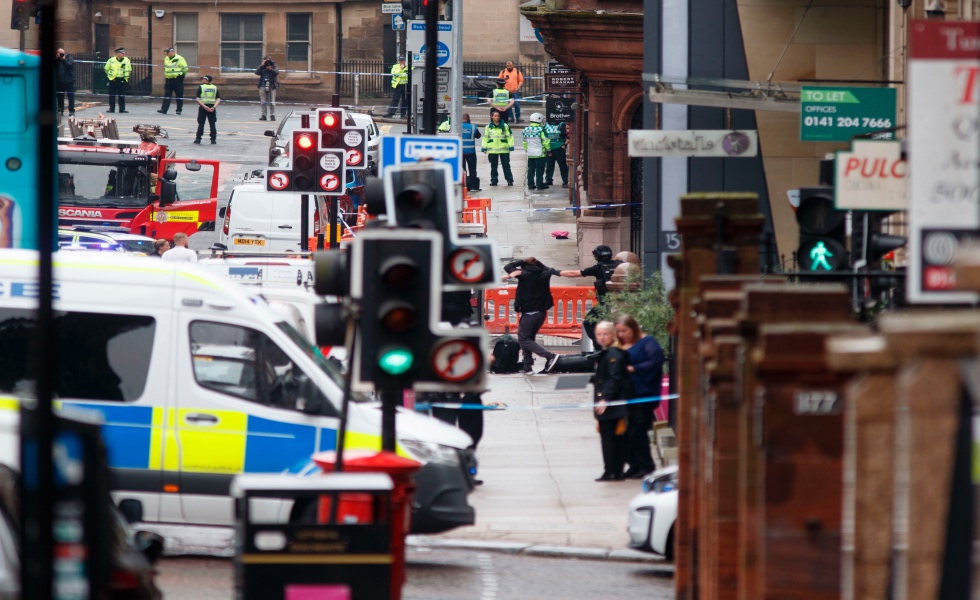 Glasgow (United Kingdom), 26/06/2020.- Police and emergency responders attend the scene of a stabbing incident in downtown Glasgow, Scotland, Britain, 26 June 2020. According to media reports, police have shot an attacker who had allegedly stabbed a number of people at a hotel. (Atentado, Reino Unido) EFE/EPA/Stringer