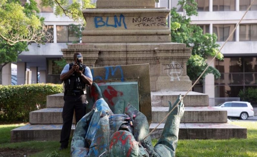 estatua-vandalizada-tumbada-protestas-efe