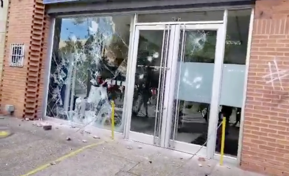 fachada-banco-destruido-vandalismo-cap