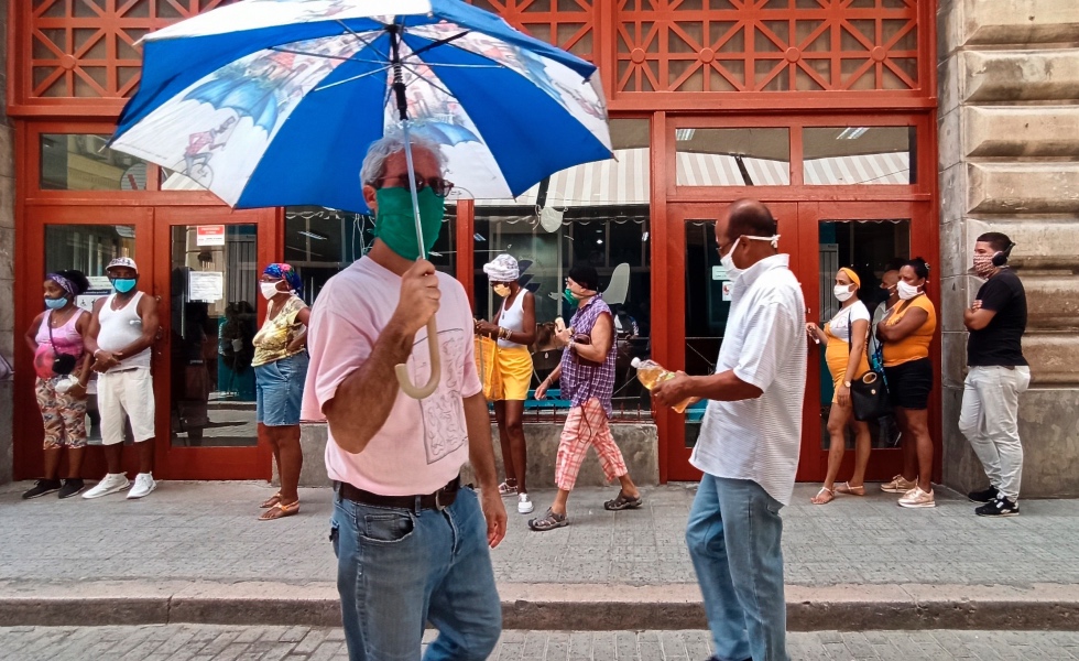 Personas con tapabocas caminan este viernes en La Habana (Cuba). EFE/Ernesto Mastrascusa