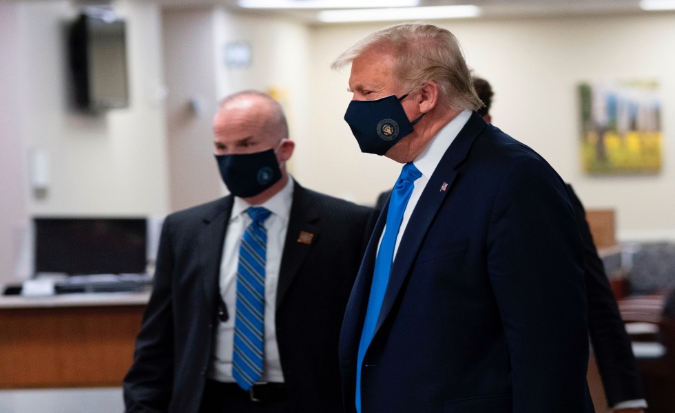 En la imagen, el presidente de EE.UU., Donald Trump usa mascarilla durante una visita al hospital militar Walter Reed. EFE/EPA/CHRIS KLEPONIS