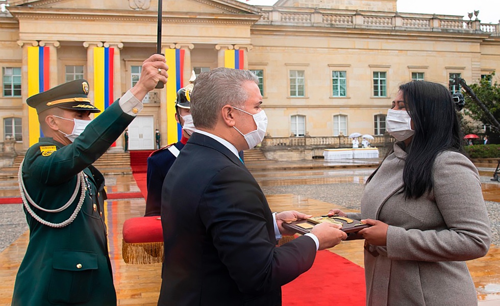 MED106 -BOGOTÁ (COLOMBIA), 20/07/2020. -Fotografía cedida por la Presidencia de Colombia de la ceremonia de conmemoración de la Independencia de Colombia, en la que el presidente de Colombia, Iván Duque (c), entrega un reconocimiento a la médico internista y de cuidado intensivo del Hospital Militar Central Lilian Muñoz Marrugo (d), este lunes en Bogotá (Colombia). Duque otorgó un reconocimiento a cinco colombianos, entre civiles y miembros de la Fuerza Pública, que han participado de la lucha contra el COVID-19. EFE/Presidencia de Colombia/SOLO USO EDITORIAL/NO VENTAS/MEJOR CALIDAD DISPONIBLE
