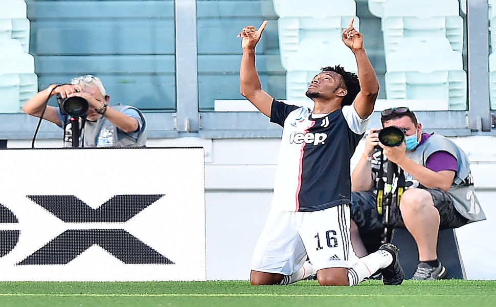 Turin (Italy), 04/07/2020.- Juventus' Juan Cuadrado celebrates after scoring the 2-0 lead during the Italian Serie A soccer match between Juventus FC and Torino FC in Turin, Italy, 04 July 2020. (Italia) EFE/EPA/ALESSANDRO DI MARCO