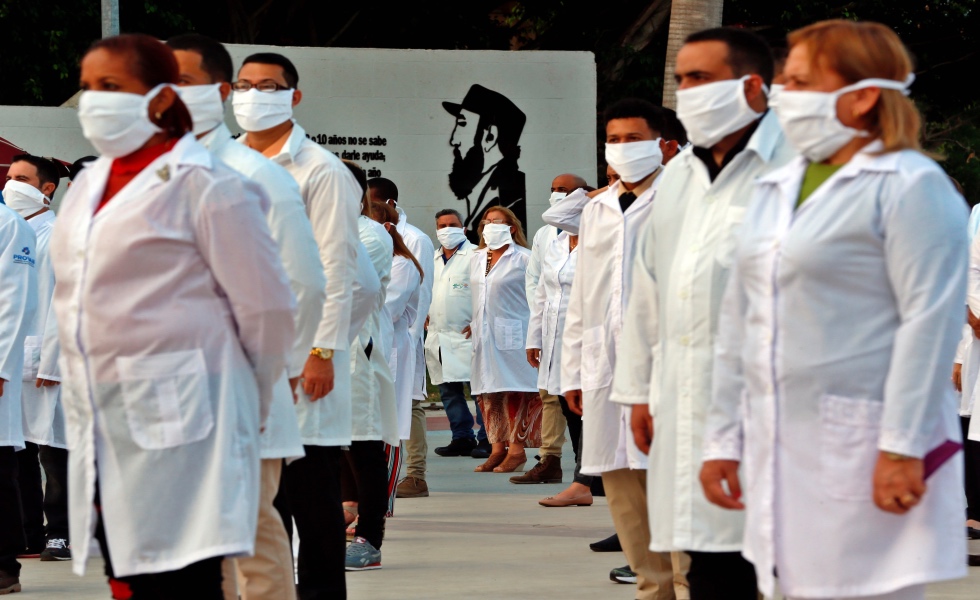 Médicos participan en un acto de despedida de su grupo, momentos antes de salir para el aeropuerto internacional José Martí, el pasado 25 de abril en La Habana, Cuba. EFE/Ernesto Mastrascusa/Archivo