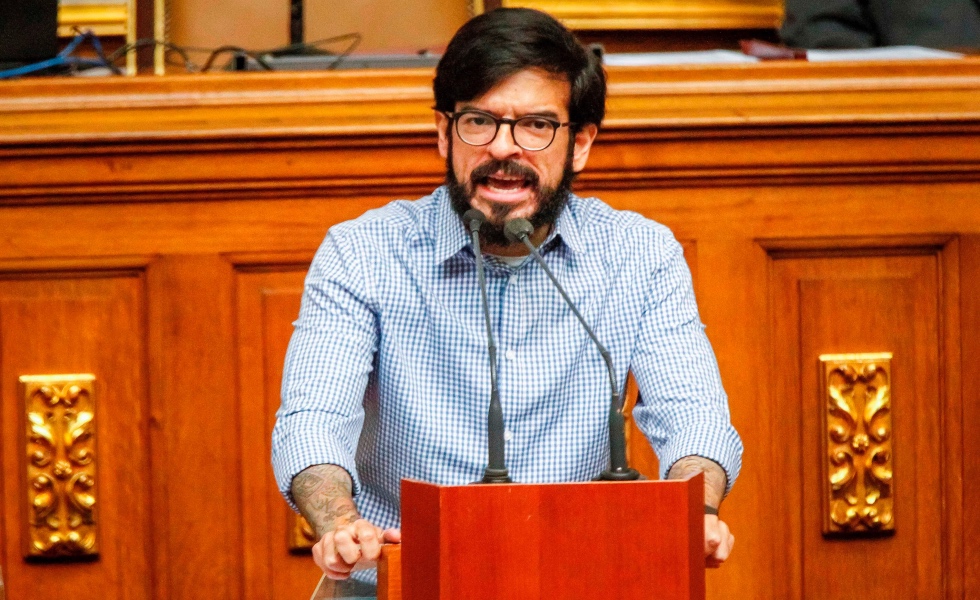 "Un país como el nuestro se está enfrentando a una pandemia como el coronavirus teniendo el 80 % de las instalaciones sanitarias sin acceso al agua de forma permanente, sufriendo de apagones muy largos", aseguró Pizarro al intervenir en una sesión telemática de la Asamblea Nacional (AN, Parlamento). EFE/Raúl Martínez/Archivo