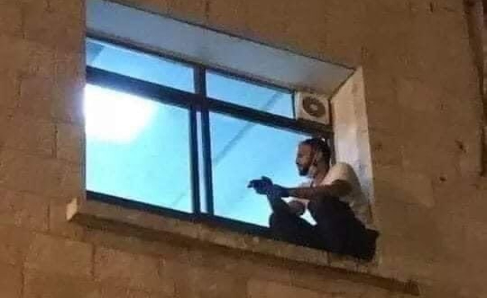 hombre-escalo-ventana-palestina-tw