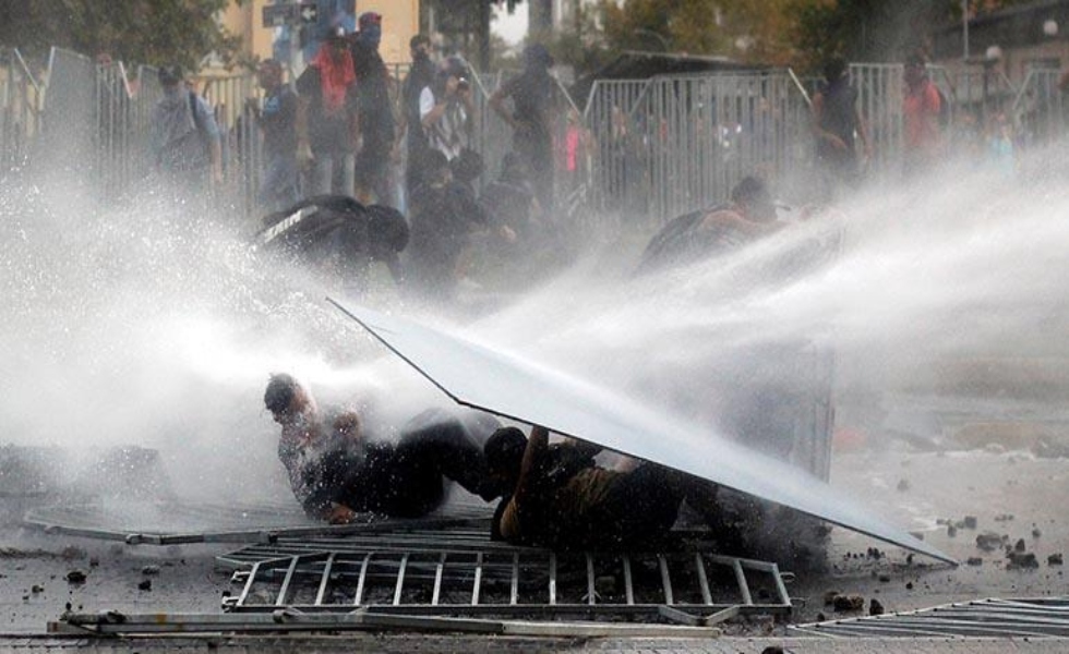 protestas-chile-agua-manifestantes-disturbios-efe