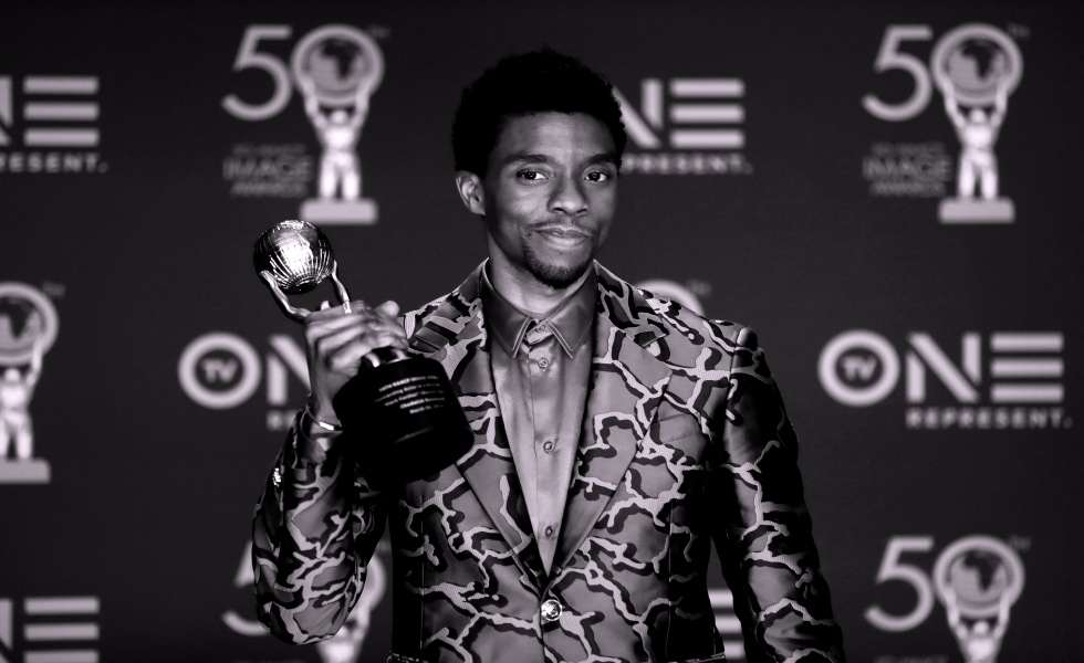 Hollywood (United States), 30/03/2019.- (FILE) - US actor Chadwick Boseman holds the 'Outstanding Actor in a Motion Picture' award for 'Black Panther' in the press room during the 50th NAACP Image Awards at the Dolby Theatre in Hollywood, California, USA, 30 March 2019 (reissued 29 August 2020). Chadwick Boseman passed away age 43 after a four year battle with colon cancer. (Estados Unidos) EFE/EPA/ETIENNE LAURENT