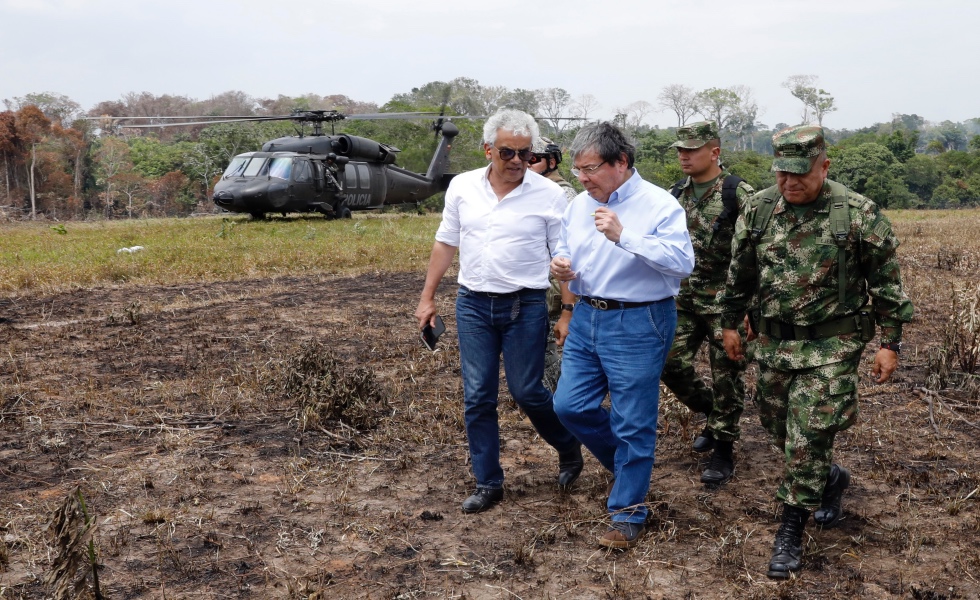 TIN100. PARQUE TINIGUA (COLOMBIA), 17/08/2020.- Fotografía fechada el 22 de febrero de 2020 de los ministros de Medio Ambiente, Ricardo Lozano (i) y de Defensa, Carlos Holmes Trujillo (2-i) durante un recorrido por una zona deforestada del Parque Nacional Natural Tinigua en el departamento del Meta (Colombia). Los países suramericanos buscan una nueva relación con la Amazonía en la que prime la conservación y el desarrollo sostenible de esa región, aseguró en una entrevista con Efe el ministro de Ambiente de Colombia, Ricardo Lozano. EFE/ Mauricio Dueñas Castañeda