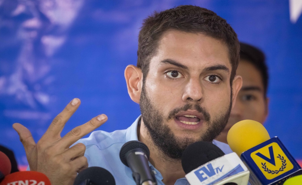 CAR03. CARACAS (VENEZUELA), 28/08/2020.- Fotografía de archivo fechada el 11 de mayo de 2018 que muestra al diputado de la Asamblea Nacional Juan Requesens durante una rueda de prensa en Caracas (Venezuela). El diputado opositor venezolano Juan Requesens salió este viernes de la cárcel para cumplir arresto domiciliario, tras 752 días preso por su presunta participación en el fallido atentado contra el presidente Nicolás Maduro el 4 de agosto de 2018. EFE/ Miguel Gutiérrez