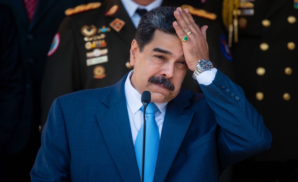 En la imagen un registro del presidente de Venezuela, Nicolás Maduro, quien dijo este viernes que los casos diarios de la COVID-19 en su país experimentan una "una leve, pero significativa tendencia a la baja". EFE/Miguel Gutiérrez/Archivo