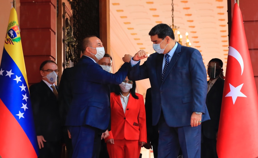 AME9161. CARACAS (VENEZUELA), 18/08/2020.- Fotografía cedida por prensa de Miraflores del presidente venezolano Nicolás Maduro durante un encuentro con el ministro de Relaciones Exteriores de Turquía, Mevlüt Çavusoglu, este martes en la ciudad de Caracas (Venezuela). EFE/PRENSA MIRAFLORES/ NO VENTAS/ SOLO USO EDITORIAL