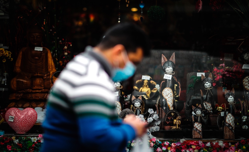Un hombre con tapabocas camina el pasado 21 de julio frente a un local de decoraciones en el Barrio Chino de Buenos Aires (Argentina). EFE /Juan Ignacio Roncoroni /Archivo
