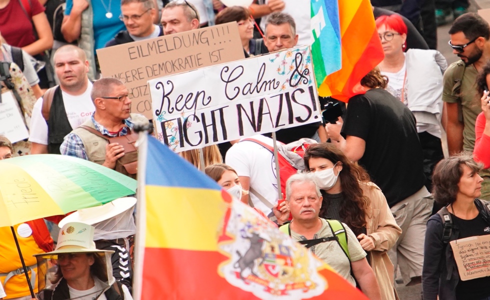 La Policía de Berlín ordenó la disolución de la marcha contra las restricciones por la pandemia convocada hoy en Berlín tras observar que la mayoría de los concentrados, unos 18.000 al iniciarse la movilización, no llevaba mascarilla ni guardaba la norma de la distancia social.
EFE/EPA/CLEMENS BILAN