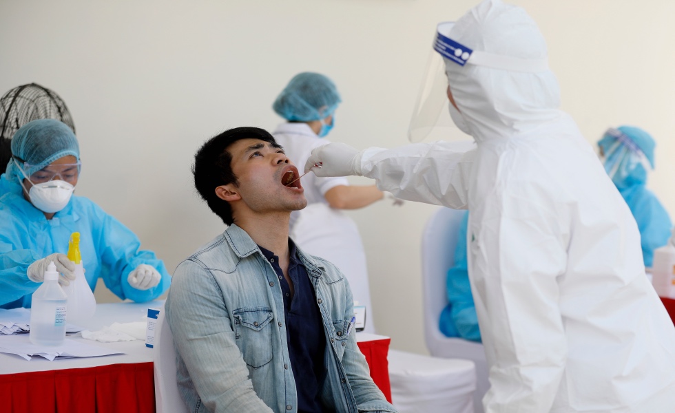Ha Noi (Viet Nam), 11/08/2020.- A man has his swab sample collected by a health worker at a makeshift rapid testing centre for coronavirus disease (COVID-19) in Hanoi, Vietnam 11 August 2020. EFE/EPA/LUONG THAI LINH