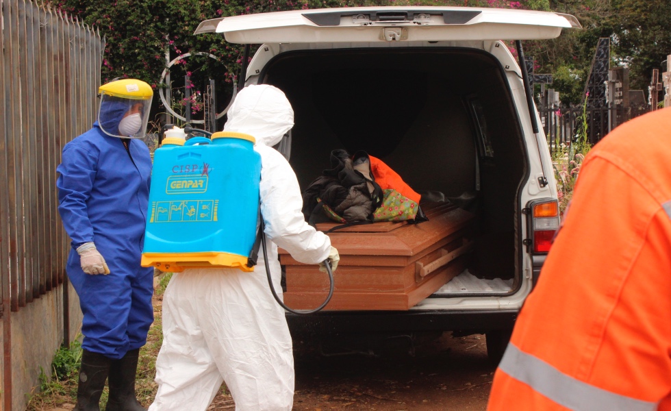 Trabajadores gubernamentales proceden a sacar de un vehículo un féretro con una víctima de covid-19 para su posterior entierro el 8 de agosto de 2020, en el cementerio de San Cristóbal, estado Táchira (Venezuela). EFE/ Johnny Parra