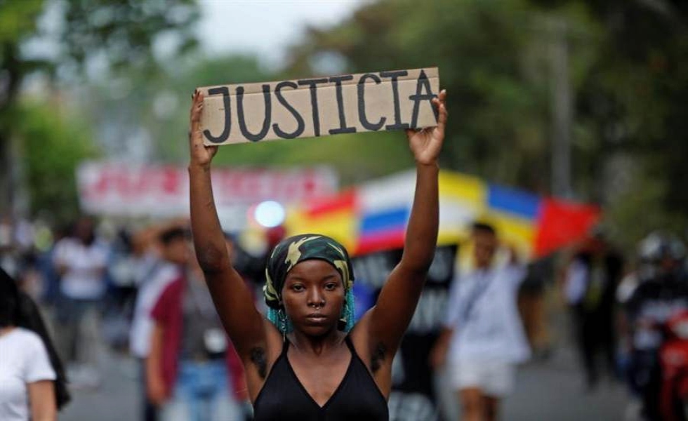 mujer-protesta-cali-justicia-masacres-denuncia-asesinatos-impunidad-efe