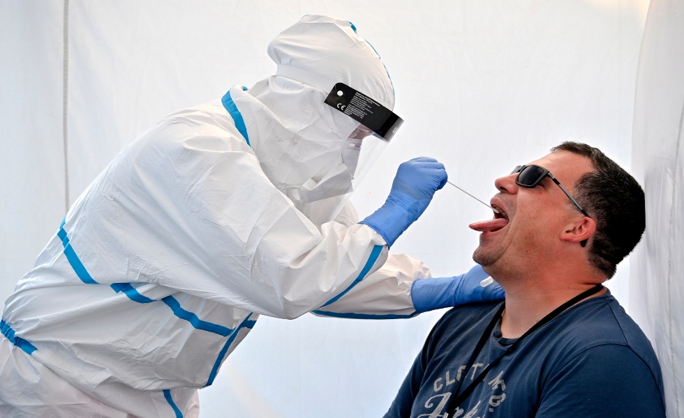 pandemia-coronavirus-muestra-prueba-hisopo-efe