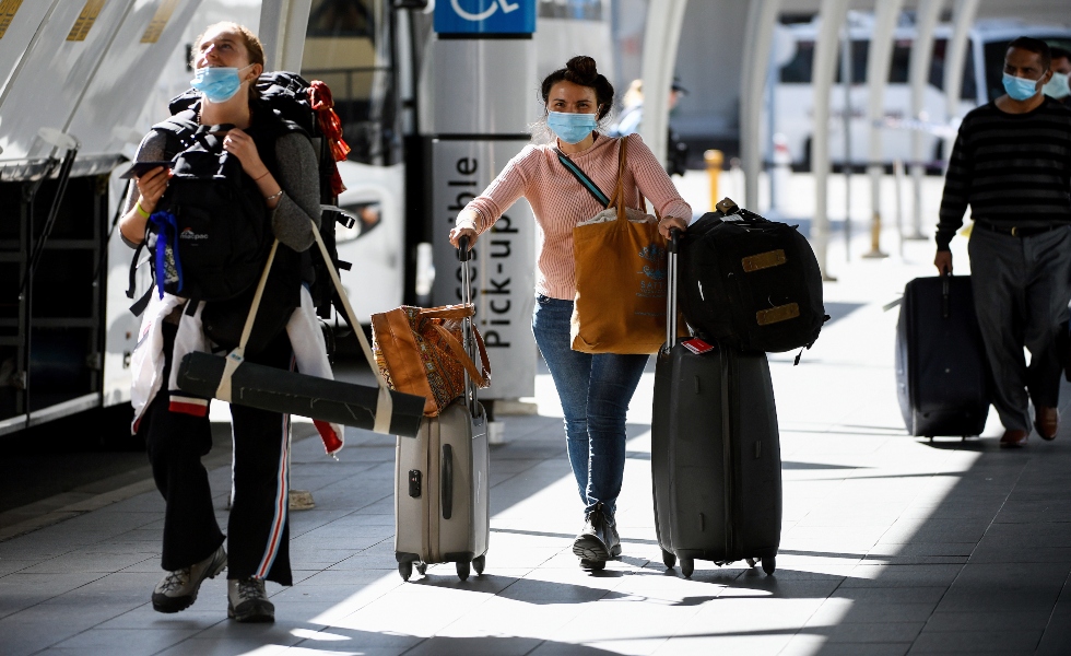 viajeros-coronavirus-vuelo-pasajeros-maletas-efe