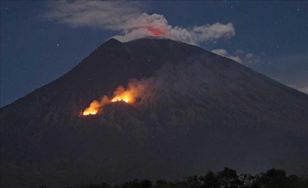 volcan-erupcion-sinabung-indonesia-aa