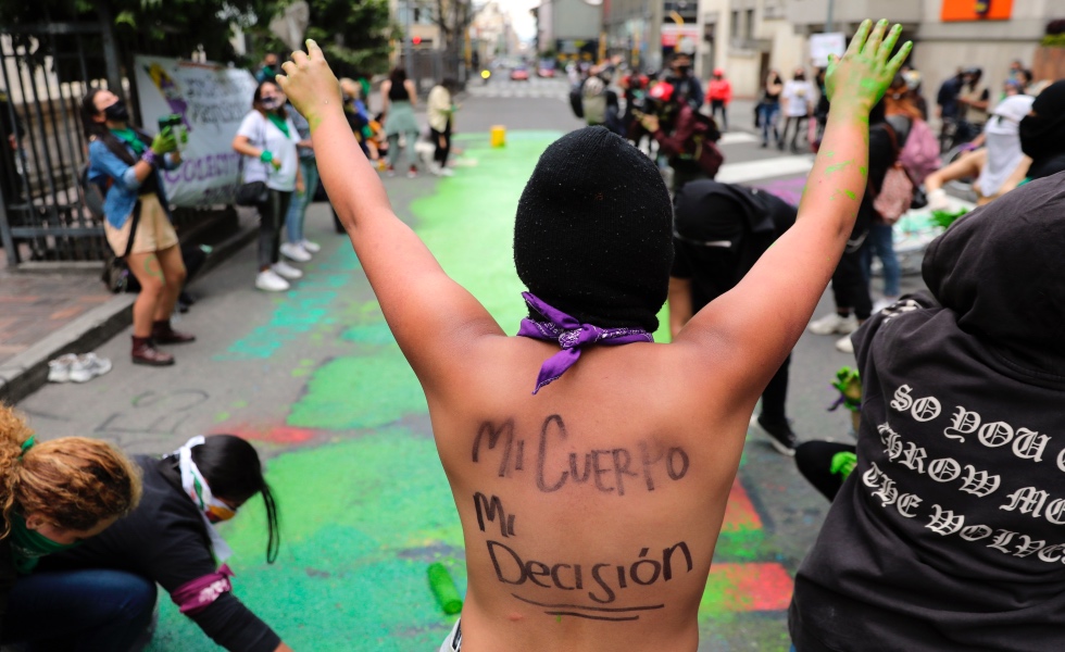 AME7668. BOGOTÁ (COLOMBIA), 27/09/2020.- Una manifestante grita consignas en una calle de Bogotá (Colombia). Colectivos feministas se reunieron frente a la Corte Constitucional este domingo para pedir que el aborto sea despenalizado en Colombia en el marco del Día por la Despenalización y Legalización del Aborto que se conmemora cada 28 de septiembre. EFE/ Carlos Ortega