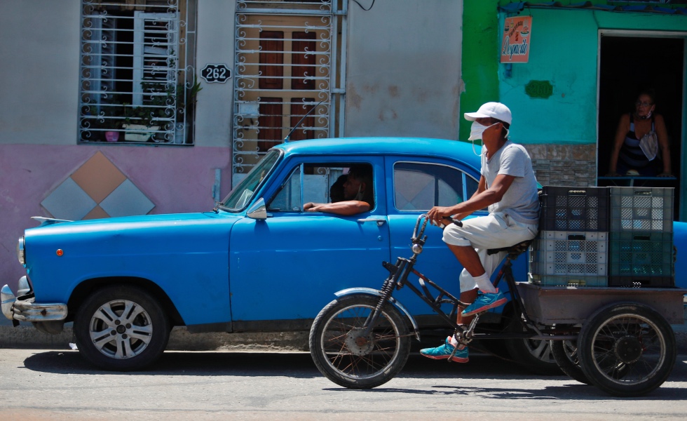 Un hombre en bicicleta y un automóvil clásico transitan por una calle el 1 de septiembre de 2020 en La Habana (Cuba). EFE/Yander Zamora