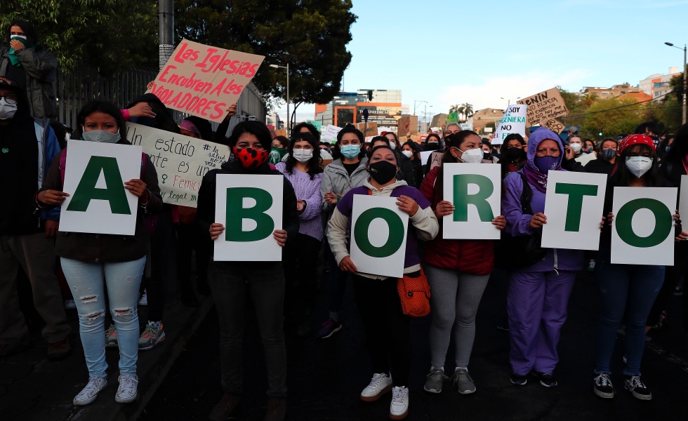 QUI01. QUITO (ECUADOR), 28/09/2020.- Cientos de mujeres marchan con motivo del Día de Acción Global por el acceso al Aborto Legal y Seguro hoy, en Quito (Ecuador). EFE/ José Jácome