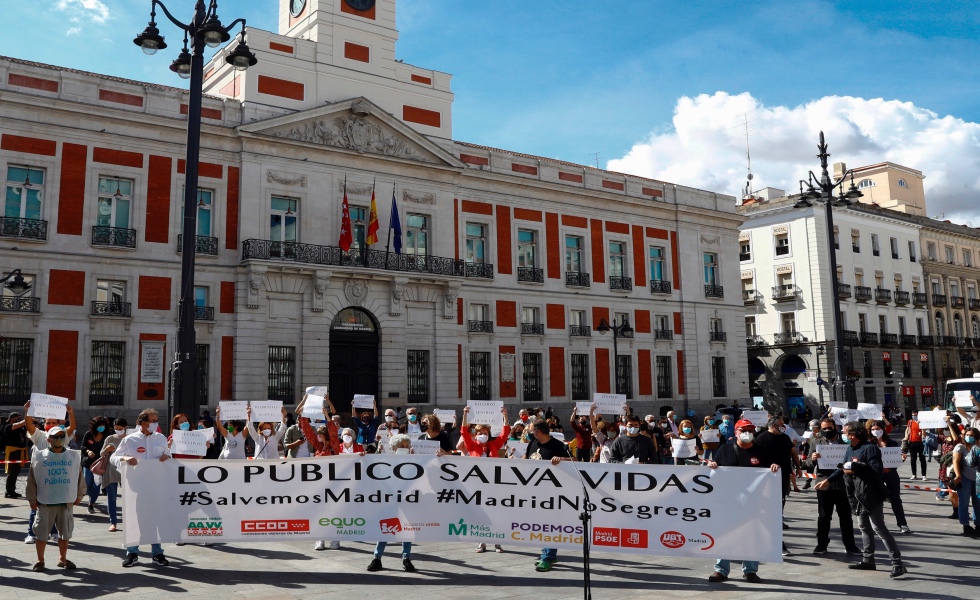 Momento de la concentración convocada por sindicatos, asociaciones y partidos de izquierda en la puerta de El Sol. EFE/Ballesteros