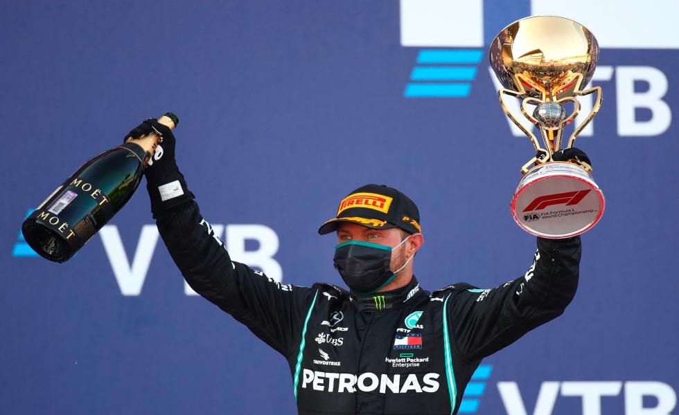 Sochi (Russian Federation), 27/09/2020.- Finnish Formula One driver Valtteri Bottas of Mercedes-AMG Petronas celebrates with the trophy on the podium after winning the Formula One Grand Prix of Russia at the race track in Sochi, Russia, 27 September 2020. (Fórmula Uno, Rusia) EFE/EPA/Bryn Lennon / Pool